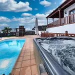 Vila Flavia - Private Pool, Jacuzzi, Bbq And Game By Lanzarote