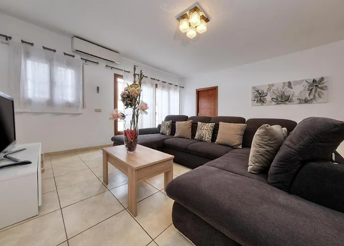 Flavia - Private Pool, Jacuzzi, Bbq And Game By Lanzarote Villa *